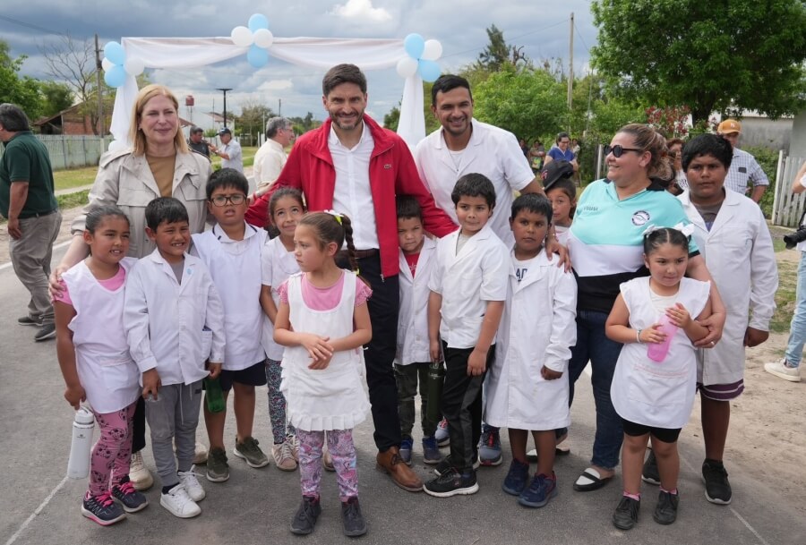 Pullaro y Scaglia junto a alumnos de la Escuela de Garabato donde se habilitaron nuevas aulas