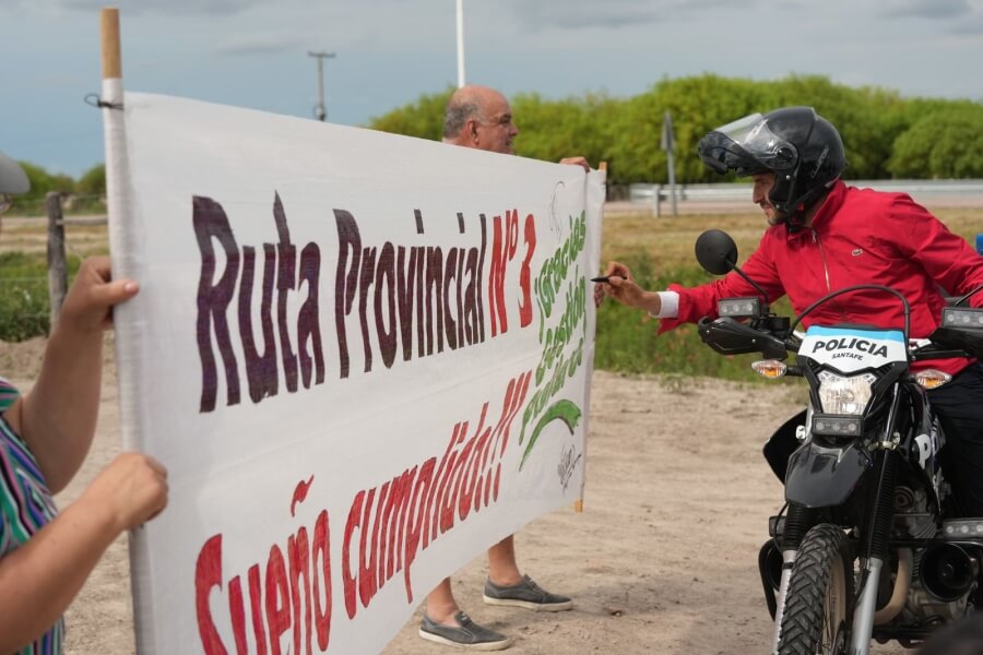 El gobernador Pullaro concluyendo el recorrido de la RP3, ahora totalmente pavimentada