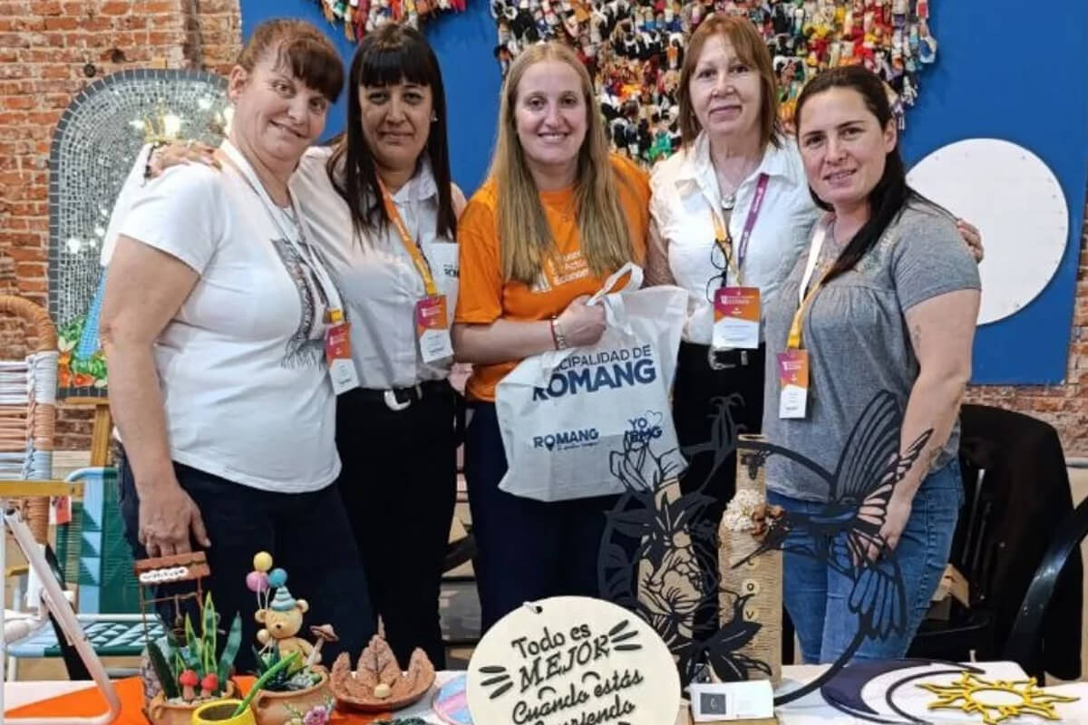 Concejal Patricia Verdún y la delegación de Romang junto a la ministra Victoria Tejeda en el Encuentro Provincial de Actores de la Economía Social.