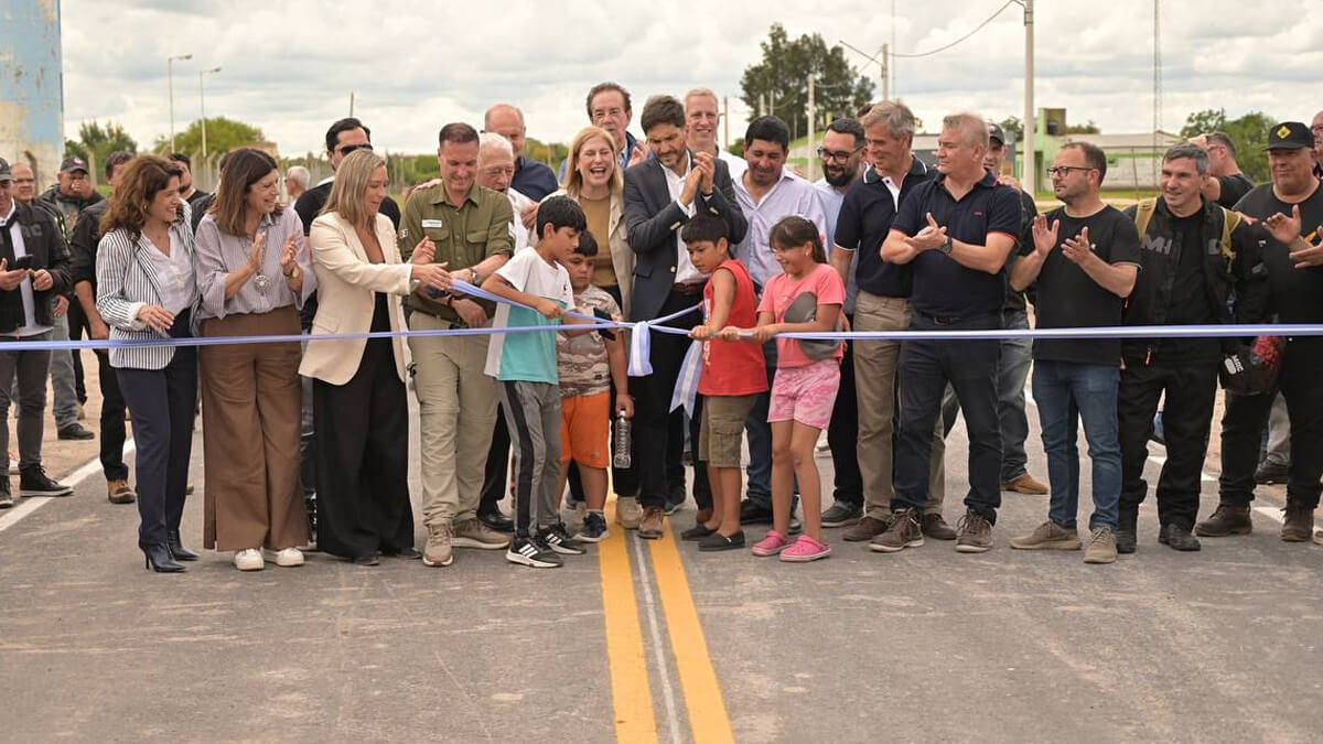 Corte de cinta en la inauguración de la pavimentación de la Ruta Provincial 3 en el norte de Santa Fe