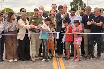 Corte de cinta en la inauguración de la pavimentación de la Ruta Provincial 3 en el norte de Santa Fe