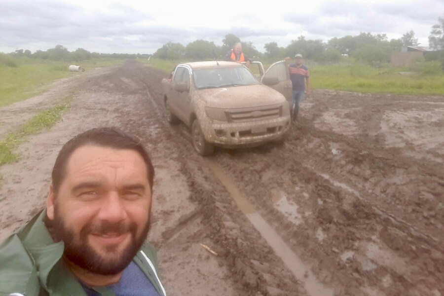 Chiqui Rojas en una recorrida un día de lluvia por la RP 3 cuando esta era de tierra