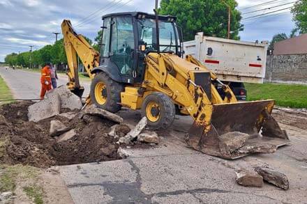 Trabajos de bacheo en la Calle 111 de Avellaneda como parte del plan de mejoras viales municipales