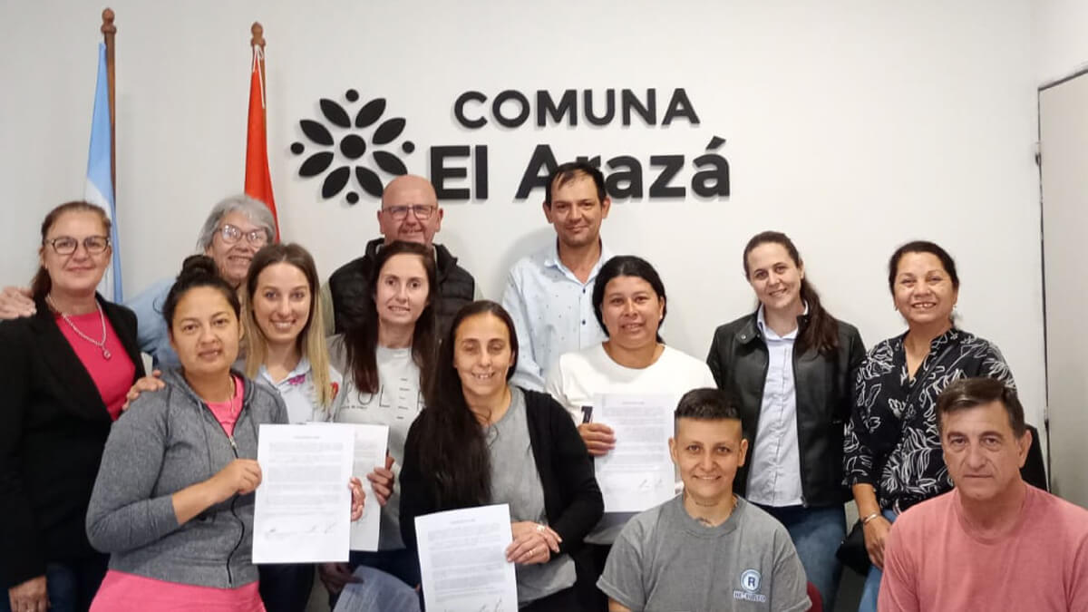 El presidente comunal Edgardo Cainelli junto a beneficiarios del Programa Banco Solidario en El Arazá.