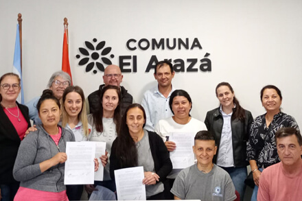 El presidente comunal Edgardo Cainelli junto a beneficiarios del Programa Banco Solidario en El Arazá.