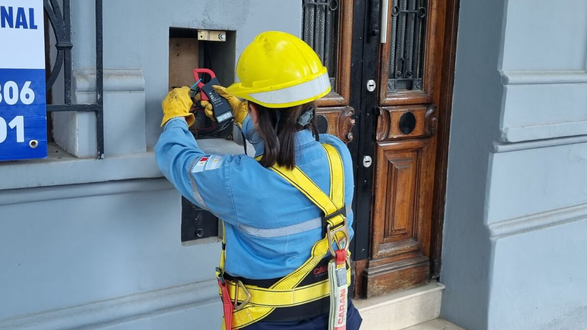 Personal de la EPE realizando controles en conexiones eléctricas irregulares en Santa Fe.