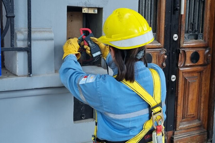 Personal de la EPE realizando controles en conexiones eléctricas irregulares en Santa Fe.