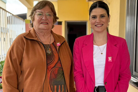 La diputada María del Rosario Mancini junto a Graciela Da Silva, presidente de LALCEC Villa Ocampo, durante las actividades por el mes de concientización sobre el cáncer de mama.