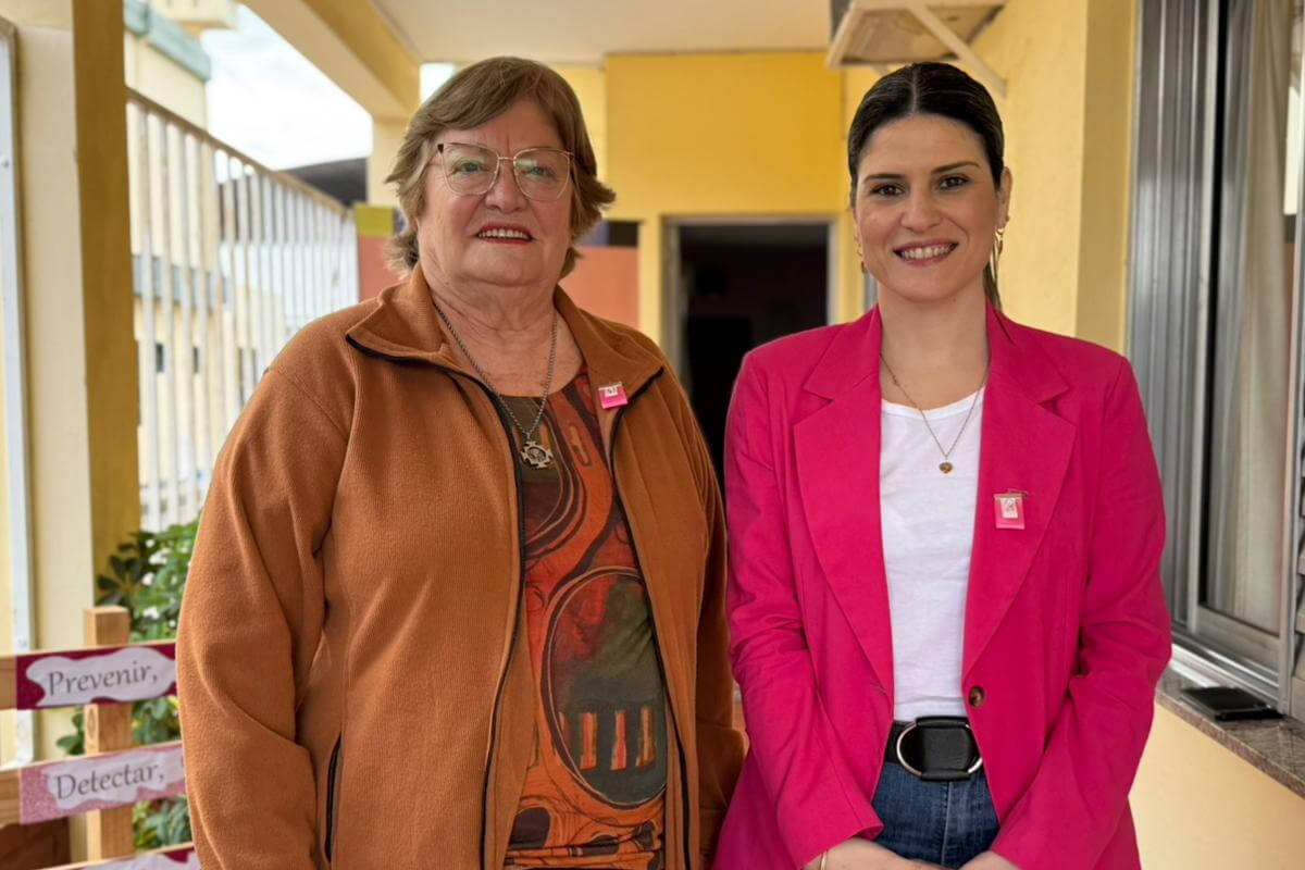 La diputada María del Rosario Mancini junto a Graciela Da Silva, presidente de LALCEC Villa Ocampo, durante las actividades por el mes de concientización sobre el cáncer de mama.
