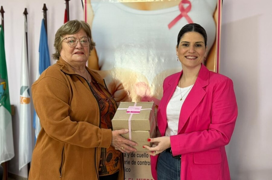 La diputada María del Rosario Mancini junto a Graciela Da Silva, presidenta de LALCEC Villa Ocampo, durante las actividades por el mes de concientización sobre el cáncer de mama.