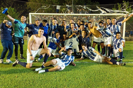 Jugadores de Matienzo celebran el triunfo 2 a 1 ante Romang FC en el clásico romanense
