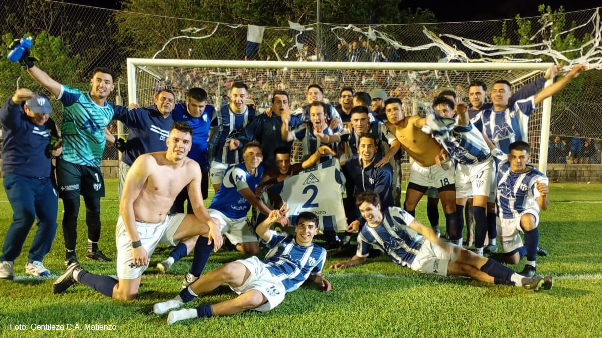 Jugadores de Matienzo celebran el triunfo 2 a 1 ante Romang FC en el clásico romanense