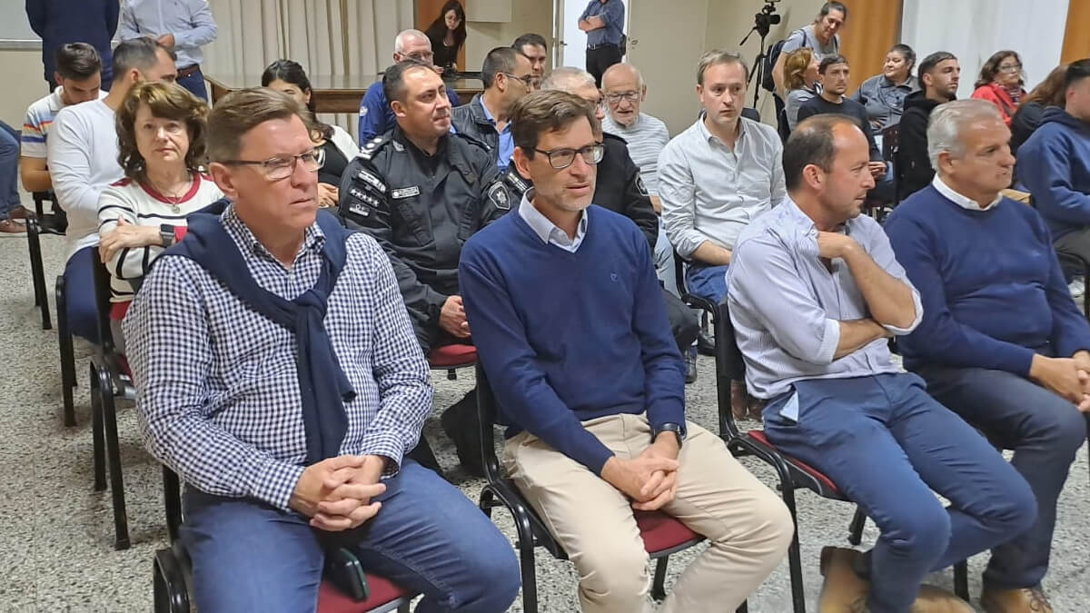 Senador Rodrigo Borla participando en la reunión informativa sobre el sistema de denuncias 911 en San Justo.