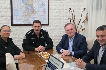 El senador Felipe Michlig junto a autoridades policiales durante la reunión en la Unidad Regional XIII de San Cristóbal.