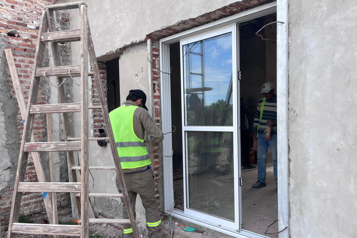 Trabajos de construcción en el Plan de 12 Viviendas en el Barrio Hospital de Romang.