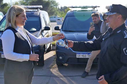 Gisela Scaglia entrega camionetas para la APSV en un acto de fortalecimiento de la seguridad vial en Santa Fe