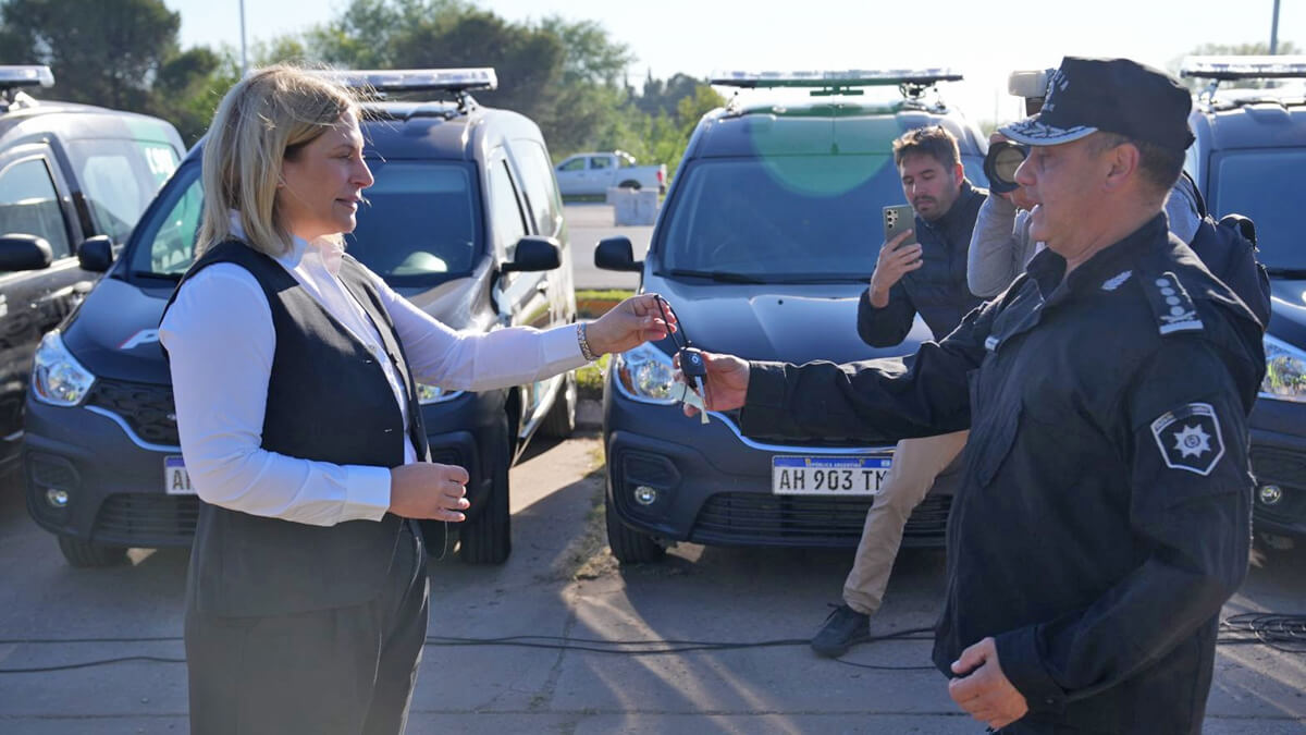 Gisela Scaglia entrega camionetas para la APSV en un acto de fortalecimiento de la seguridad vial en Santa Fe