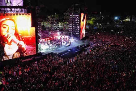 Multitudinaria fiesta por el Tricentenario de Rosario frente al Monumento a la Bandera con Nicki Nicole y Baglietto