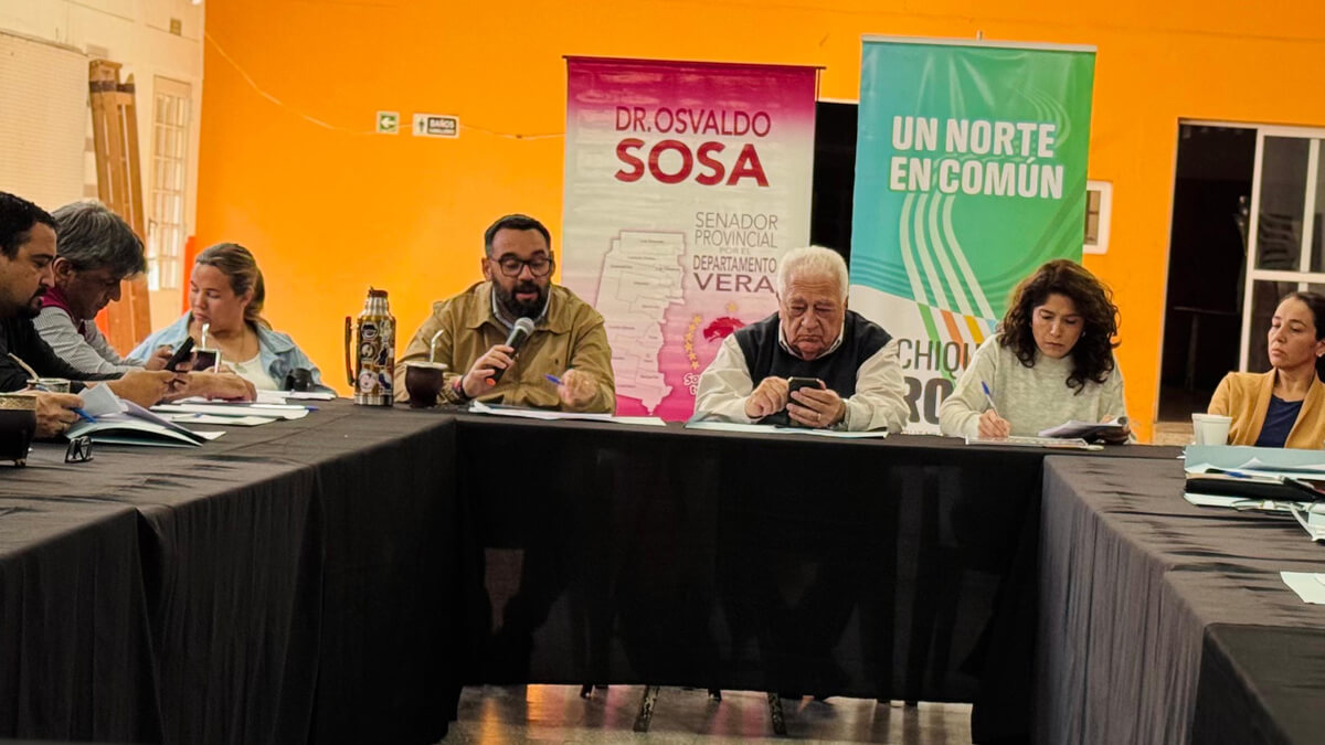 Autoridades y legisladores del departamento Vera durante el encuentro político en la ciudad de Vera.