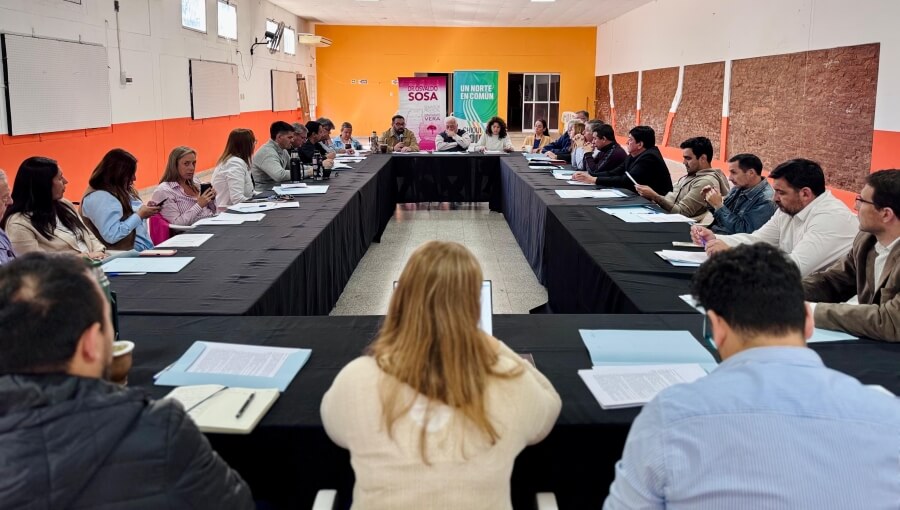 Autoridades y legisladores del departamento Vera durante el encuentro político en la ciudad de Vera.
