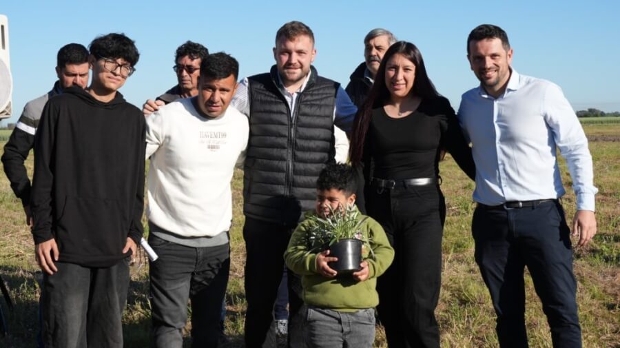 El intendente Gonzalo Braidot encabeza la entrega de terrenos del Programa 100 Lotes en Avellaneda junto a familias beneficiarias.