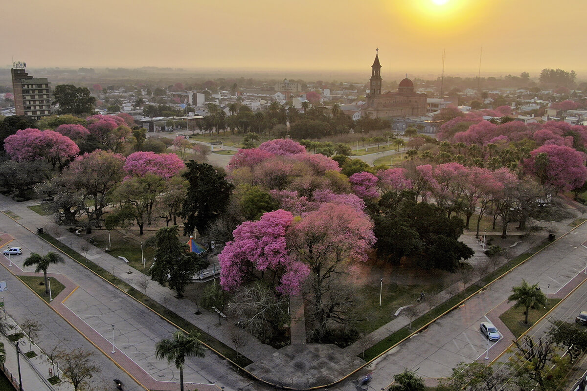 Plaza 25 de Mayo en el centro de Reconquista, espacio emblemático de la ciudad.
