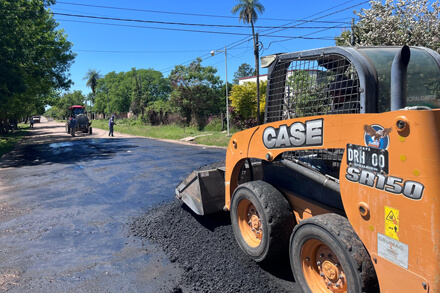 Trabajos de pavimentación sobre calle Arturo Illia en la ciudad de Romang