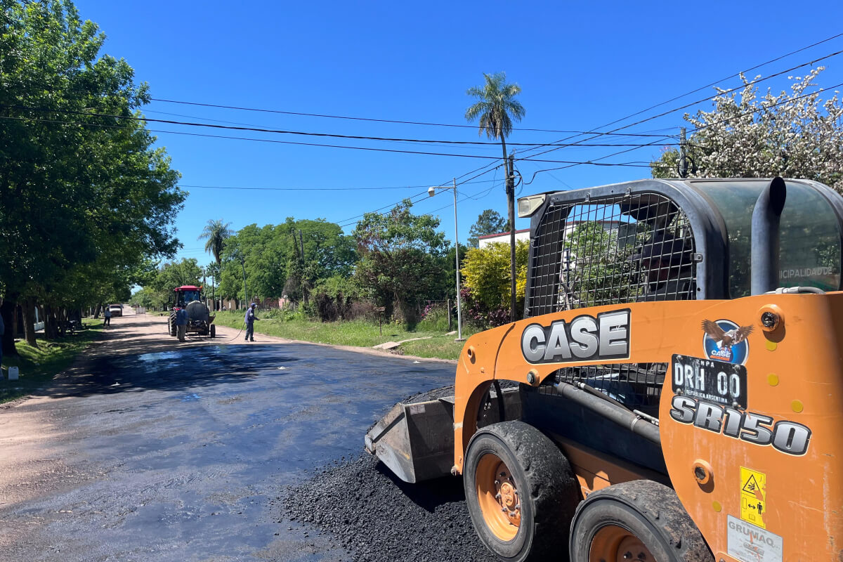 Trabajos de pavimentación sobre calle Arturo Illia en la ciudad de Romang