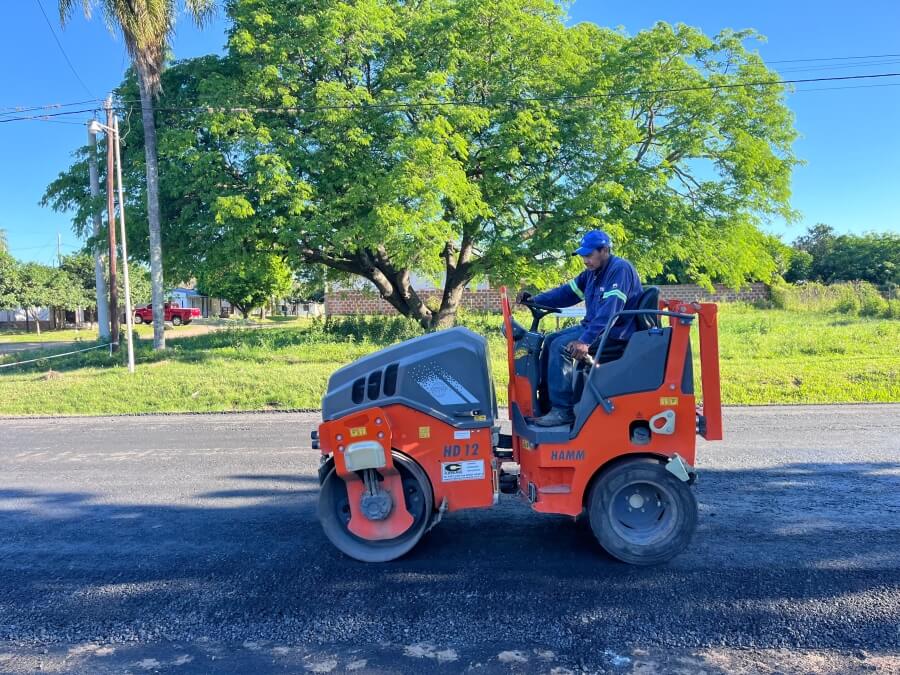 Trabajos de pavimentación sobre calle Arturo Illia en la ciudad de Romang