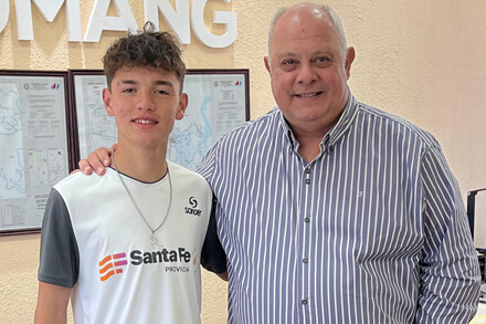 El intendente Sergio Ramseyer junto al atleta Valentino Molina durante el reconocimiento en la Municipalidad de Romang.