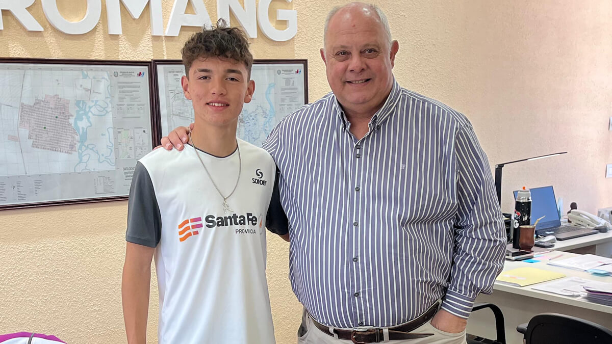 El intendente Sergio Ramseyer junto al atleta Valentino Molina durante el reconocimiento en la Municipalidad de Romang.