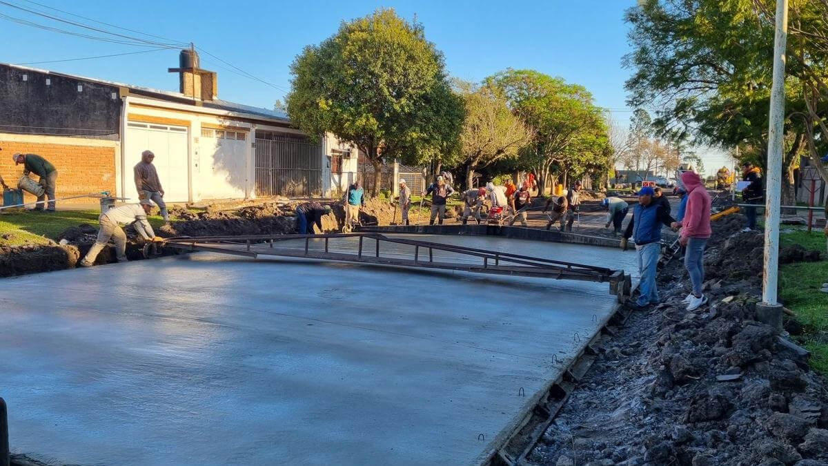 Trabajos de pavimentación con hormigón elaborado en la calle Padre Ángel Tibaldo, barrio Norte de Villa Ocampo.