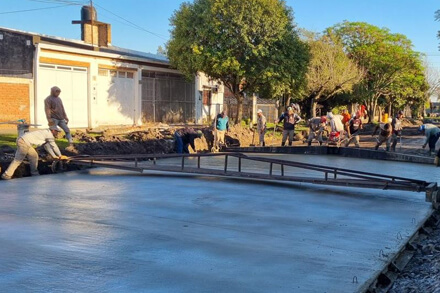Trabajos de pavimentación con hormigón elaborado en la calle Padre Ángel Tibaldo, barrio Norte de Villa Ocampo.