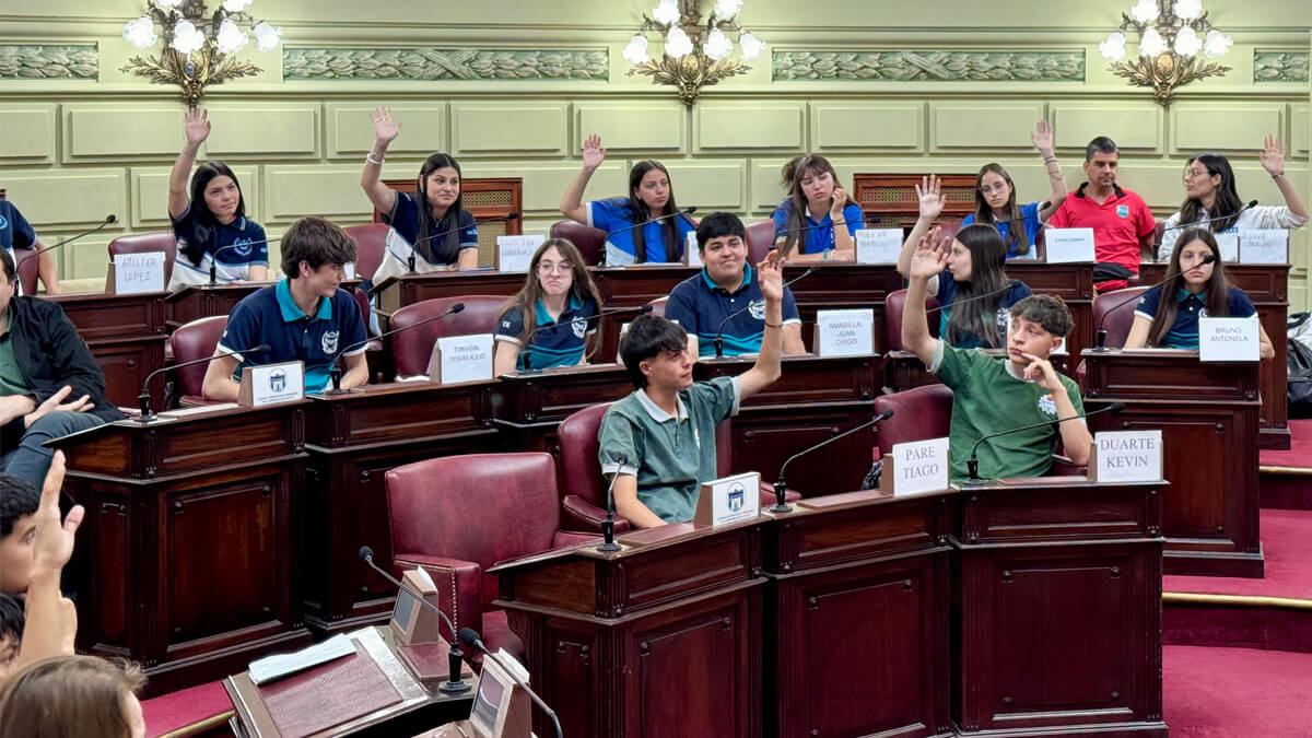 Alumnos de escuelas del norte santafesino participando del programa “Diputados por un día” en la Legislatura de Santa Fe.