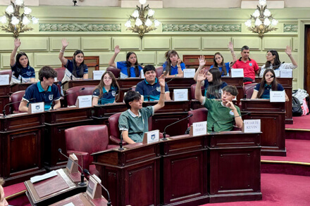 Alumnos de escuelas del norte santafesino participando del programa “Diputados por un día” en la Legislatura de Santa Fe.