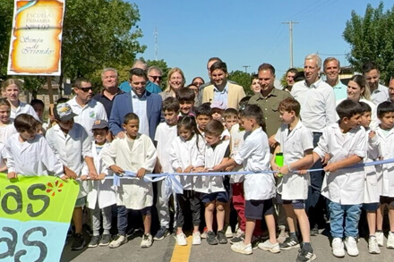 Gobernador Maximiliano Pullaro durante el corte de cintas que inauguró el acceso pavimentado a Moussy.