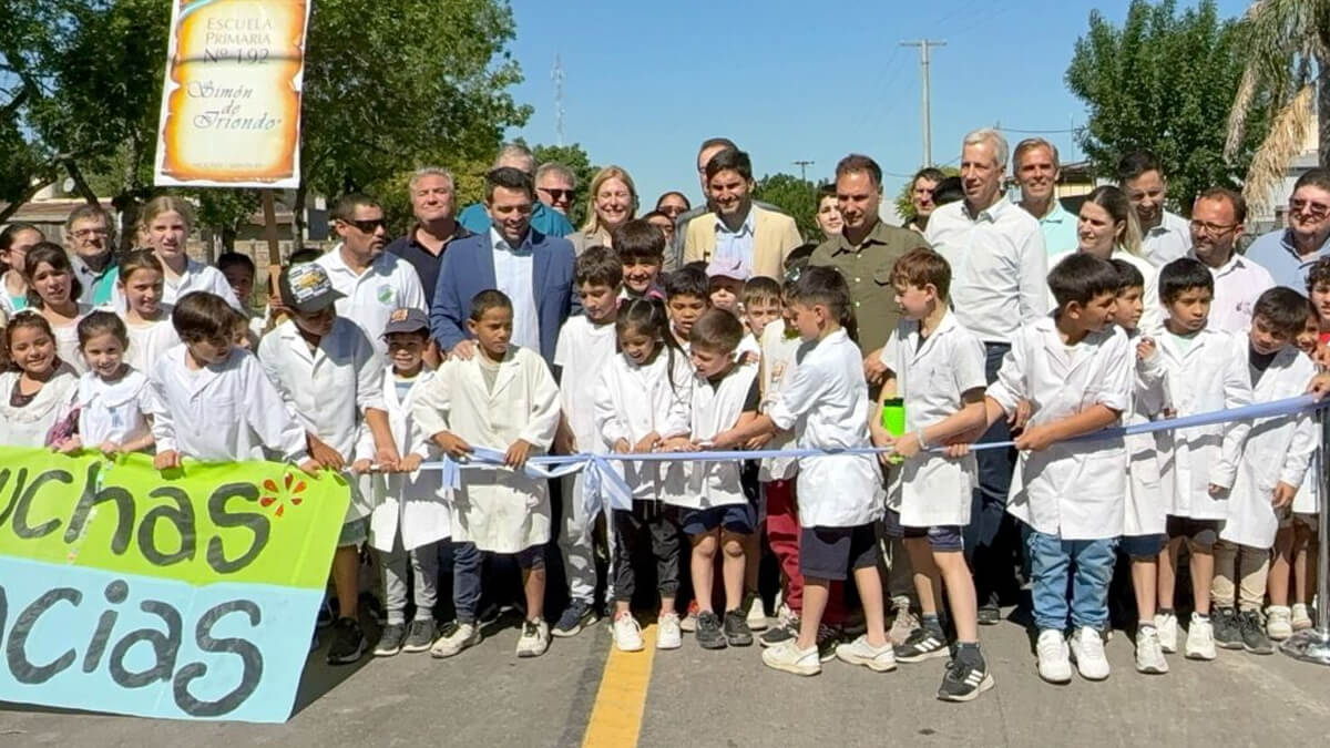 Gobernador Maximiliano Pullaro durante el corte de cintas que inauguró el acceso pavimentado a Moussy.