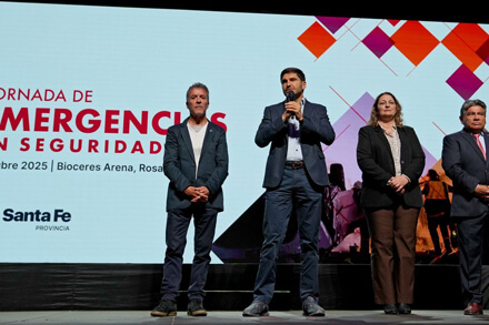 Gobernador Maximiliano Pullaro dejando su mensaje durante la Jornada de Emergencias en Seguridad Vial en Rosario
