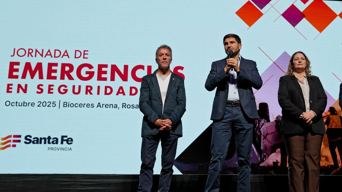 Gobernador Maximiliano Pullaro dejando su mensaje durante la Jornada de Emergencias en Seguridad Vial en Rosario