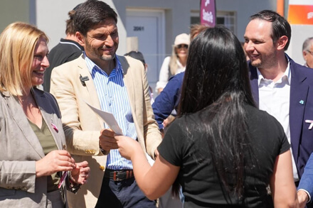Gobernador Maximiliano Pullaro y vicegobernadora Gisela Scaglia durante la entrega de viviendas en Villa Ocampo