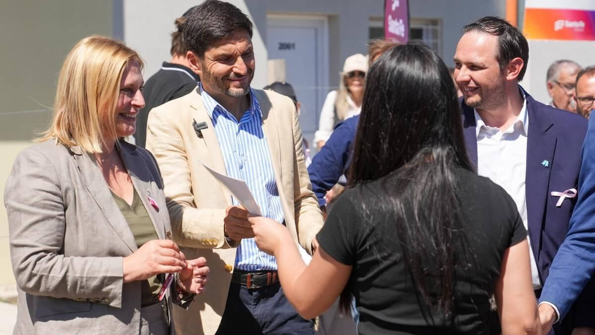 Gobernador Maximiliano Pullaro y vicegobernadora Gisela Scaglia durante la entrega de viviendas en Villa Ocampo
