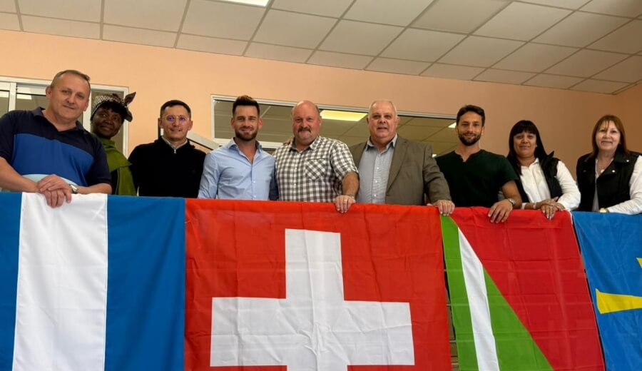 Los participantes del encuentro institucional en la Municipalidad de Romang: el intendente Sergio Ramseyer, el alcalde suizo Bernardo Kunz, su esposa Joaquina Kunz, miembros de la Asociación Suiza de Romang y el senador Oscar Dolzani.