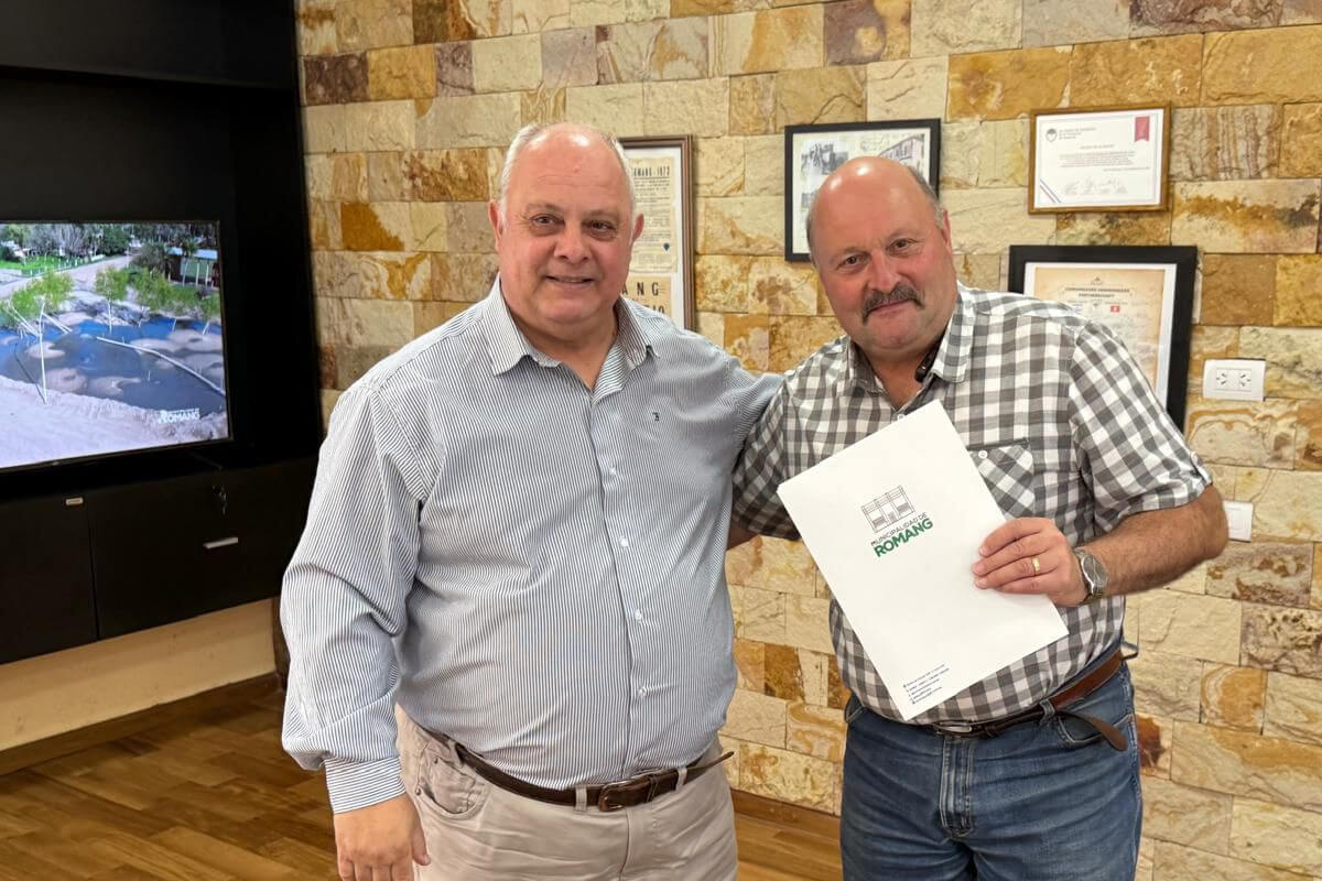El intendente Sergio Ramseyer junto al alcalde Bernardo Kunz durante el encuentro institucional en Romang