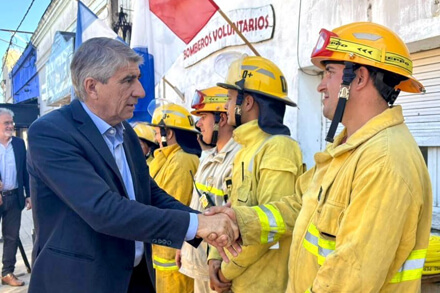Ministro Fabián Bastia entrega las llaves de nuevos móviles a Bomberos Voluntarios de Santa Fe