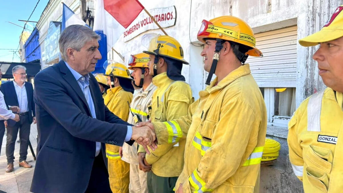 Ministro Fabián Bastia entrega las llaves de nuevos móviles a Bomberos Voluntarios de Santa Fe