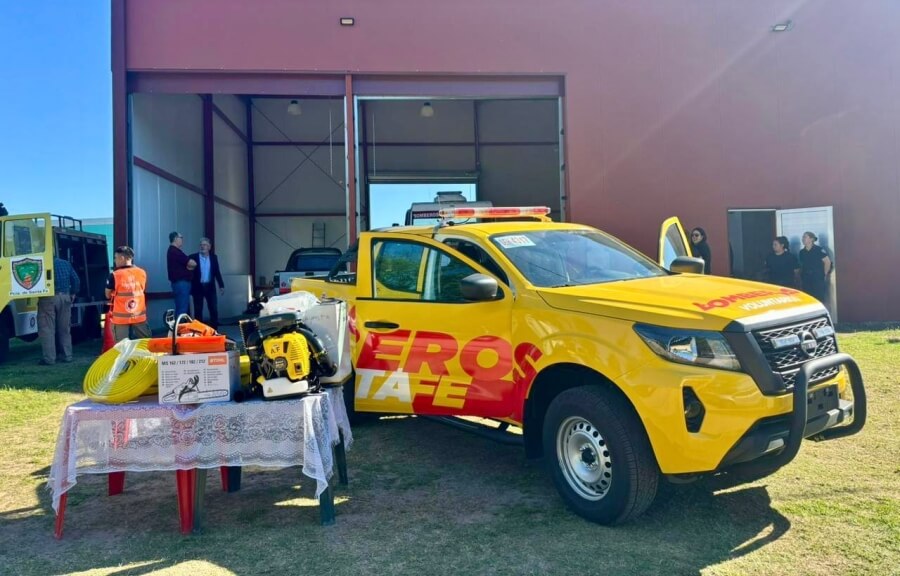 Móvil y equipamiento entregado a Bomberos Voluntarios