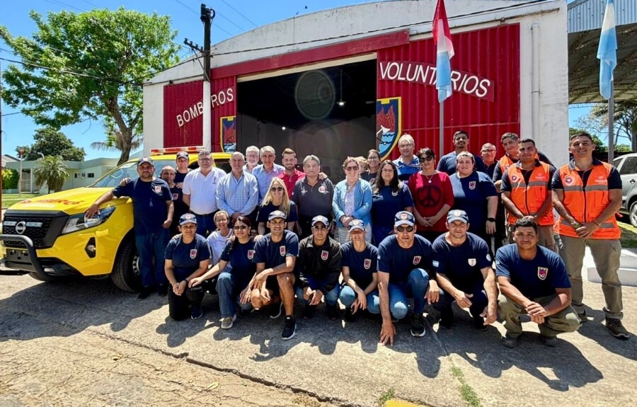 Entrega de equipamiento y camioneta a bomberos voluntarios