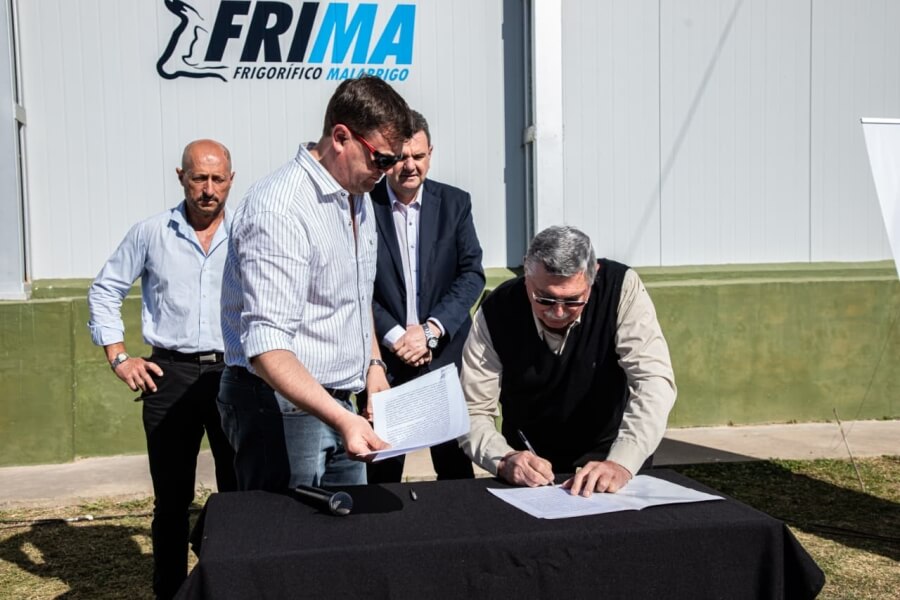 Acto de toma de posesión del Frigorífico Malabrigo por parte de la Unión Agrícola de Avellaneda y la Cooperativa Agropecuaria de Malabrigo.