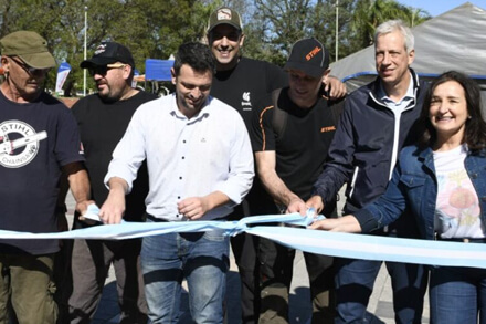 Corte de cintas inaugural del V Simposio de Escultores Ciudad de Avellaneda en la Plaza Central, con autoridades y artistas presentes.