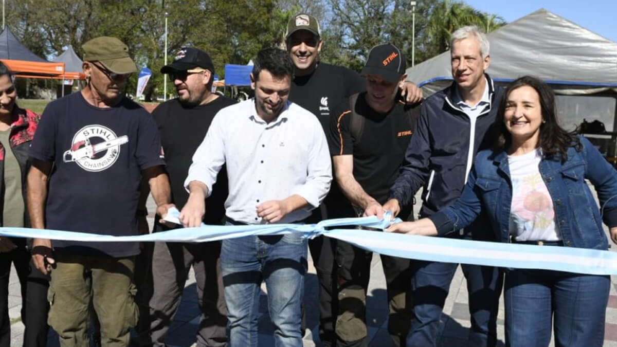 Corte de cintas inaugural del V Simposio de Escultores Ciudad de Avellaneda en la Plaza Central, con autoridades y artistas presentes.